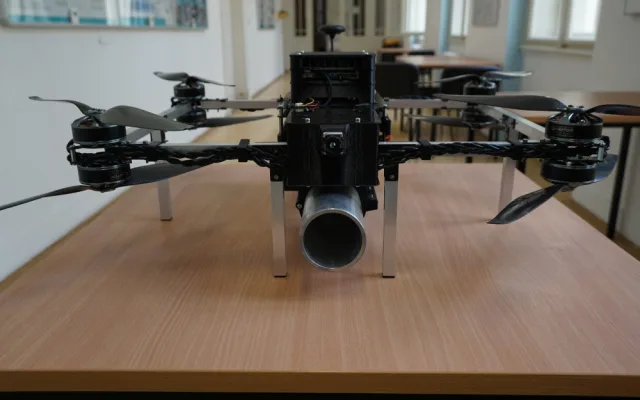 Unikátní dron by měl pomoci hasičům s požáry v uzavřených prostorech, prototyp testují plzeňští odborníci