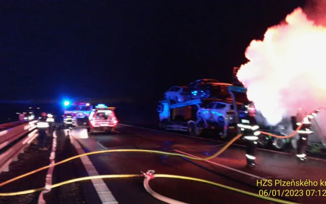 Na návěsu kamionu hořely převážené osobní automobily, ranní požár ochromil provoz na dálnici D5