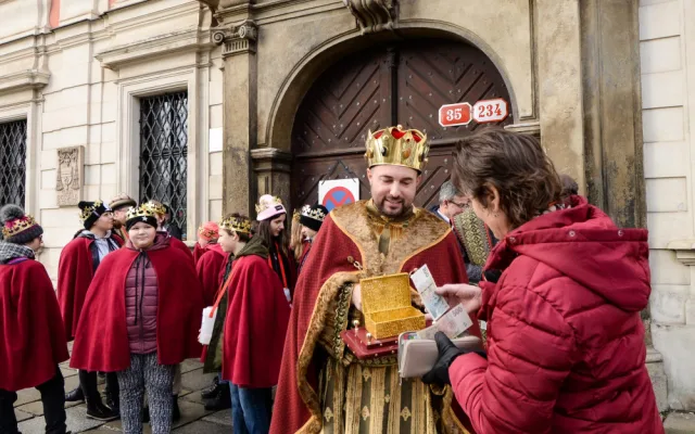 Do ulic Plzně tradičně vyrazili koledovat tři králové v zastoupení hejtmana, primátora a biskupa