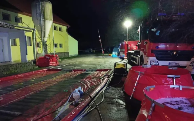 Z drůbežárny do kafilerie putovala už čtvrtina slepic z obřího velkochovu zasaženého ptačí chřipkou