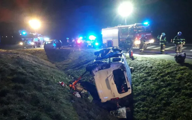 Střet dodávky s osobákem si vyžádal deset zraněných osob včetně čtyř dětí