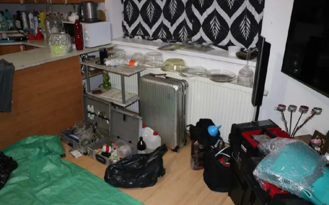 Na varnu pervitinu upozornil chemický zápach, který se šířil z jednoho bytu, při razili policisté zadrželi tři osoby