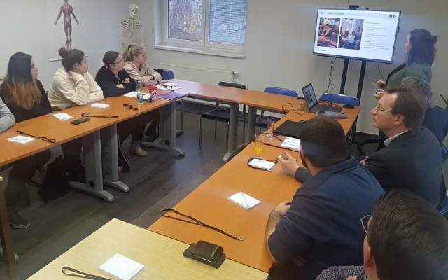 Plzeňští vědci německými kolegy vymysleli, jak vyrobit protézu ruky pomocí 3D tisku. Má to řadu výhod