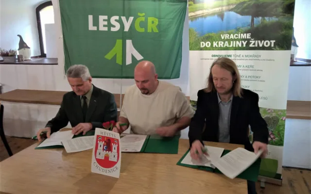Dohodu o společné péči o národní přírodní památku Americká zahrada na Klatovsku v Plzeňském kraji podepsali zástupci Agentury ochrany přírody a krajiny ČR, státního podniku Lesy České republiky a Městyse Chudenice