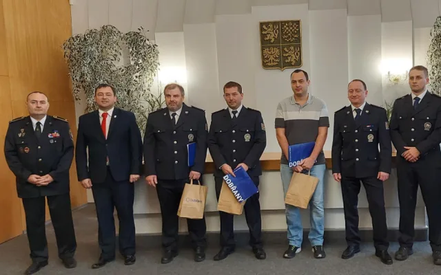 Ocenění policisté se starostou Dobřan a se svými nadřízenými