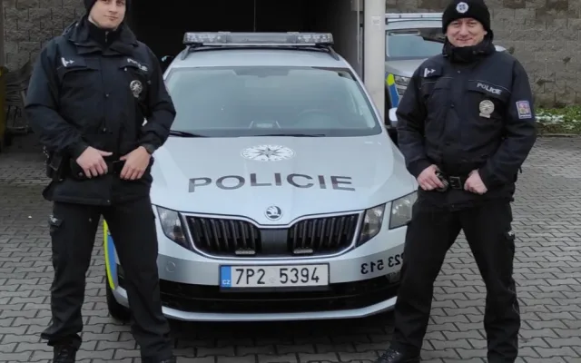 Praporčík David Šesták a praporčík Martin Opáleník z obvodního oddělení Dobřany