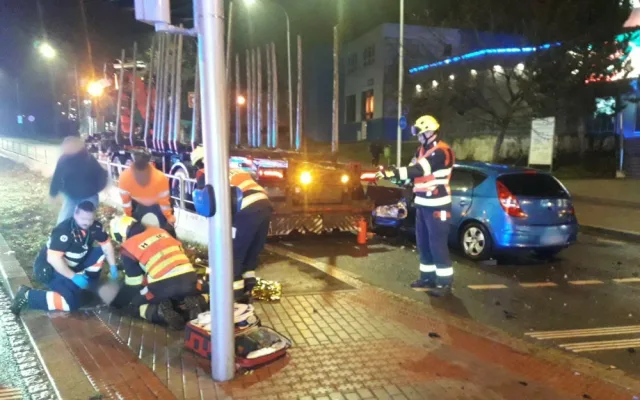 Řidič kamionu nedal přednost osobnímu vozu a doslova ho zdemoloval