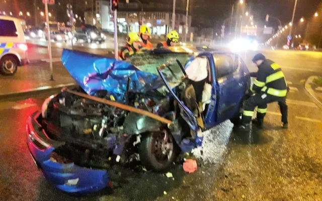 Řidič kamionu nedal přednost osobnímu vozu a doslova ho zdemoloval