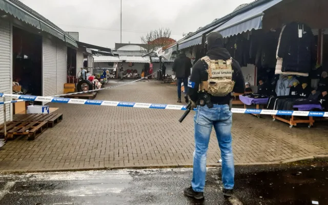 VIDEO: Asijský trhovec prodával vedle triček i kilogramy pervitinu. Celníci a policisté ho zadrželi přímo při činu
