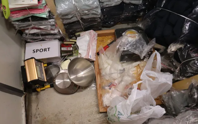 VIDEO: Asijský trhovec prodával vedle triček i kilogramy pervitinu. Celníci a policisté ho zadrželi přímo při činu