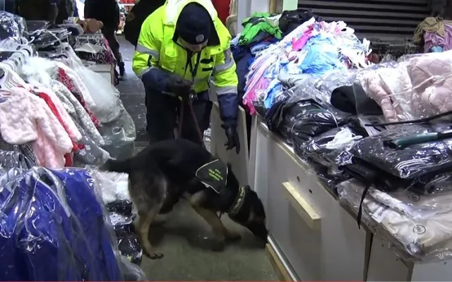 VIDEO: Asijský trhovec prodával vedle triček i kilogramy pervitinu. Celníci a policisté ho zadrželi přímo při činu