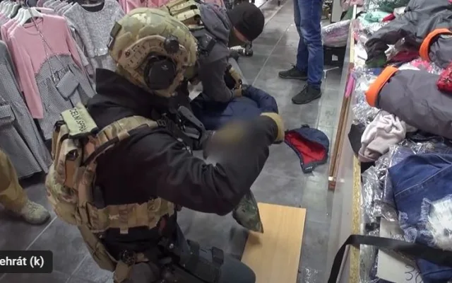 VIDEO: Asijský trhovec prodával vedle triček i kilogramy pervitinu. Celníci a policisté ho zadrželi přímo při činu