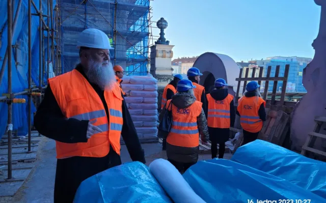 Jak se pracuje na rekonstrukci nádražní budovy se přišlo podívat vedení MO Plzeň 2 Slovany