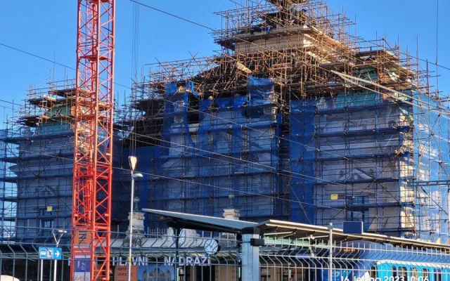 Jak se pracuje na rekonstrukci nádražní budovy se přišlo podívat vedení MO Plzeň 2 Slovany