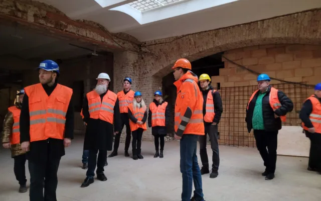 Jak se pracuje na rekonstrukci nádražní budovy se přišlo podívat vedení MO Plzeň 2 Slovany