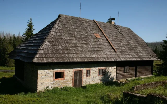 Roklanská chata v srdci Šumavy zatím k zemi nepůjde, stavební úřad nepovolil její demolici