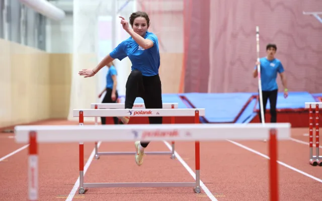 Sportovní gymnázium má nový atletický tunel se zázemím a parkoviště za 118 milionů korun