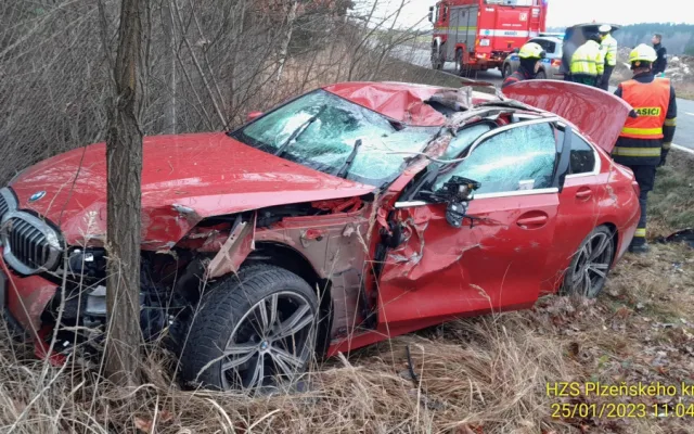 Mladý řidič vyletěl ze zatáčky a po skoku utopil auto v náhonu. BMW zase narazilo do valníku s nákladem kamení