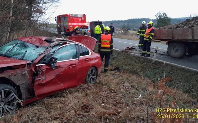 Mladý řidič vyletěl ze zatáčky a po skoku utopil auto v náhonu. BMW zase narazilo do valníku s nákladem kamení