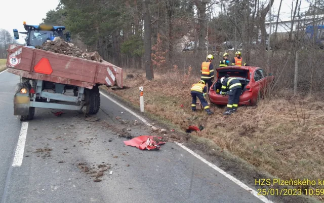 Mladý řidič vyletěl ze zatáčky a po skoku utopil auto v náhonu. BMW zase narazilo do valníku s nákladem kamení