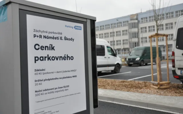 Parkoviště P+R na náměstí Emila Škody začíná nově fungovat s parkovacím lístkem jako jízdenkou do MHD