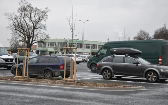 Parkoviště P+R na náměstí Emila Škody začíná nově fungovat s parkovacím lístkem jako jízdenkou do MHD