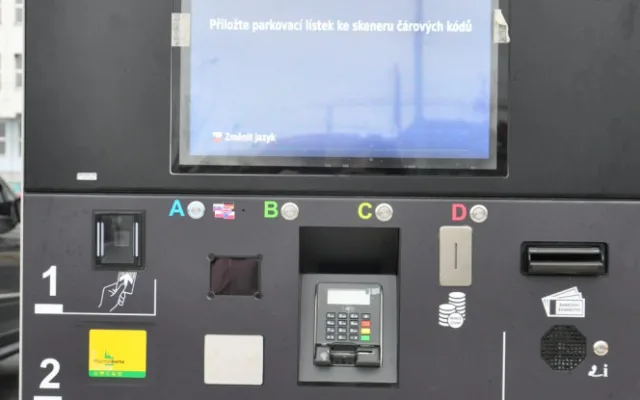 Parkoviště P+R na náměstí Emila Škody začíná nově fungovat s parkovacím lístkem jako jízdenkou do MHD