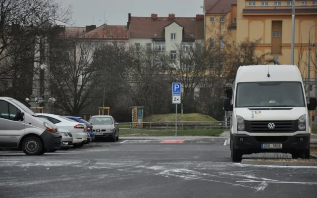 Parkoviště P+R na náměstí Emila Škody začíná nově fungovat s parkovacím lístkem jako jízdenkou do MHD