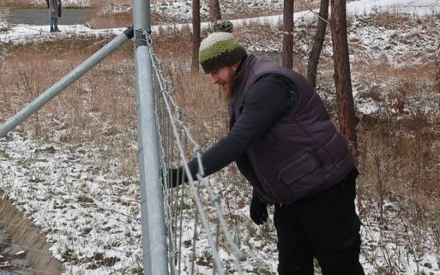 Mladý muž neváhal a ochotně se zapojil do záchranné akce u plotu