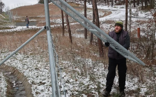 Mladý muž neváhal a ochotně se zapojil do záchranné akce u plotu