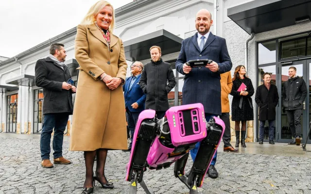 Ovládání robota si vyzkoušel i primátor Plzně Roman Zarzycký