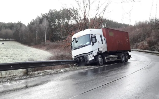 Silnice se proměnily v jedno velké kluziště, problémy mají řidiči zejména na Plzeňsku