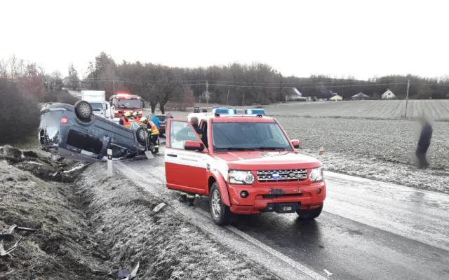 Silnice se proměnily v jedno velké kluziště, problémy mají řidiči zejména na Plzeňsku