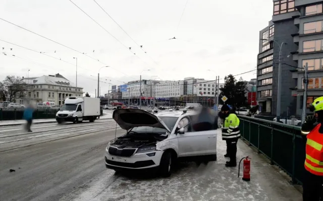 Na mostě v ulici U Prazdroje se také střetlo osobní vozidlo a tramvaj. Nehoda je bez zranění.