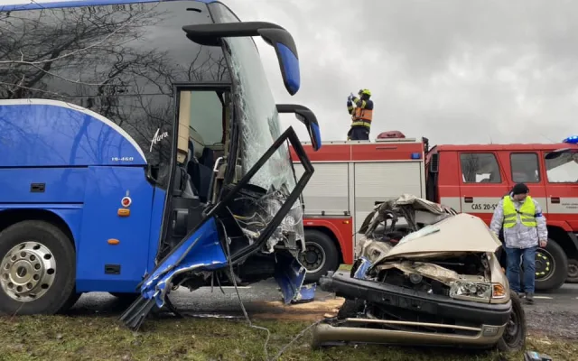 Autobus se zahraničními turisty se na nechvalně proslulém místě střetl s osobním automobilem, jeho řidič zahynul