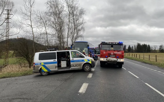 Autobus se zahraničními turisty se na nechvalně proslulém místě střetl s osobním automobilem, jeho řidič zahynul