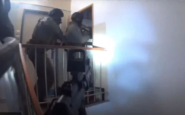 VIDEO: Policejní zásahovka dopadla sedm členů drsného gangu. Okrádali cizince, kteří si užívali s prodejnými ženami