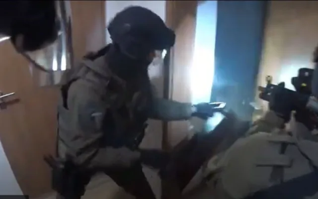 VIDEO: Policejní zásahovka dopadla sedm členů drsného gangu. Okrádali cizince, kteří si užívali s prodejnými ženami