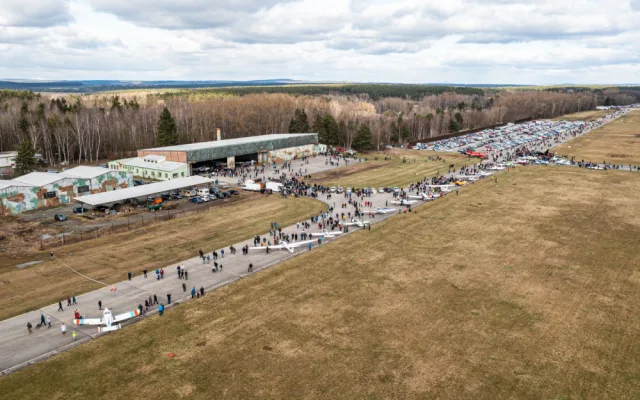 Tisíce lidí přišly na letiště Líně, kde by chtěl VW vybudovat gigafactory. Návštěvníci podpořili zachování letiště