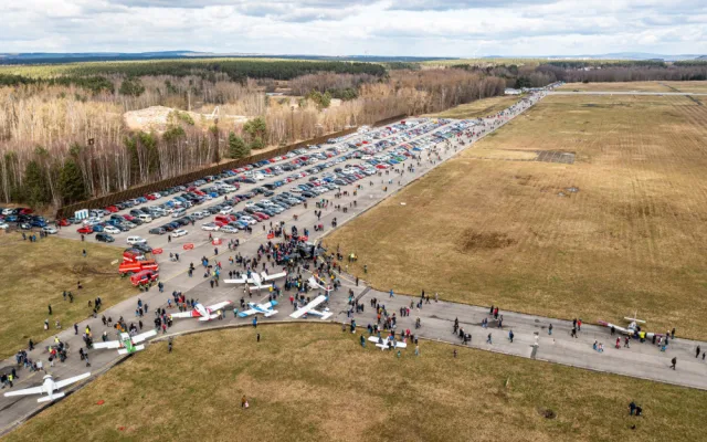 Tisíce lidí přišly na letiště Líně, kde by chtěl VW vybudovat gigafactory. Návštěvníci podpořili zachování letiště
