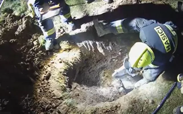 Fenka Kira se dostala pod zemí do betonové skruže plné vody a hrozilo jí utonutí. Při záchraně šlo o sekundy
