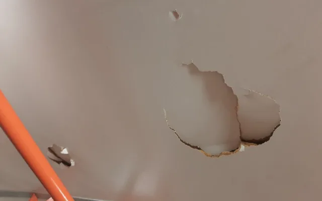 Vandal poničil na dvou místech dvě tramvaje. Do stropních panelů prorazil díry a způsobil škodu za 100 000 Kč