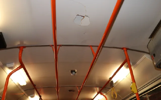 Vandal poničil na dvou místech dvě tramvaje. Do stropních panelů prorazil díry a způsobil škodu za 100 000 Kč