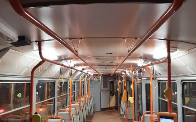 Vandal poničil na dvou místech dvě tramvaje. Do stropních panelů prorazil díry a způsobil škodu za 100 000 Kč