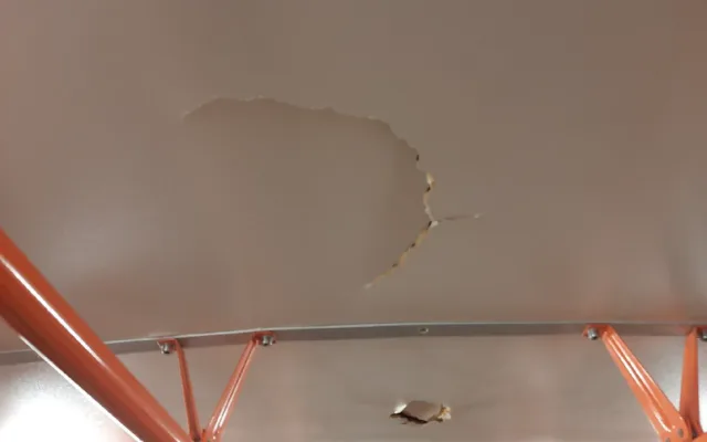 Vandal poničil na dvou místech dvě tramvaje. Do stropních panelů prorazil díry a způsobil škodu za 100 000 Kč