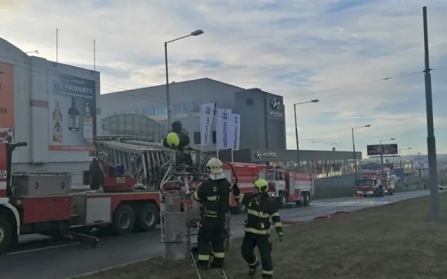 Požár velkoskladu se škodou za 60 milionů způsobil skladník. Hrál si s ohněm u regálu se zapalovači a hořlavinami