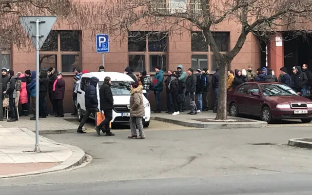 Lidé mrznou ve frontě dlouhé stovky metrů také před plzeňskou pobočkou České národní banky