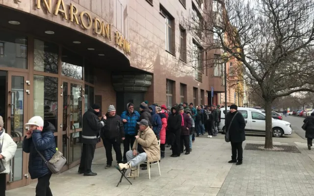 Lidé mrznou ve frontě dlouhé stovky metrů také před plzeňskou pobočkou České národní banky