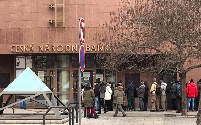 Lidé mrznou ve frontě dlouhé stovky metrů také před plzeňskou pobočkou České národní banky