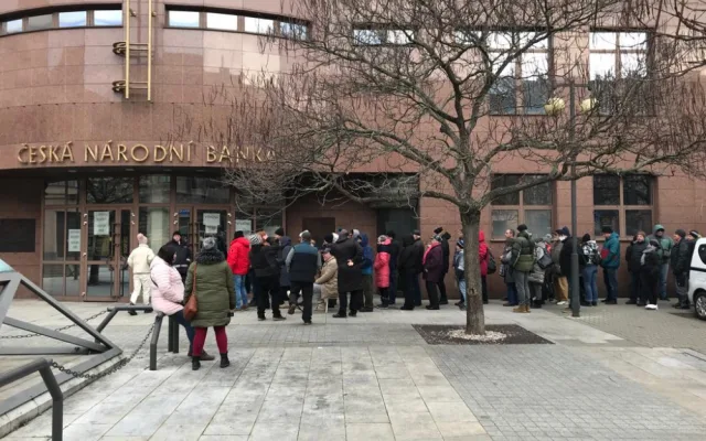 Lidé mrznou ve frontě dlouhé stovky metrů také před plzeňskou pobočkou České národní banky